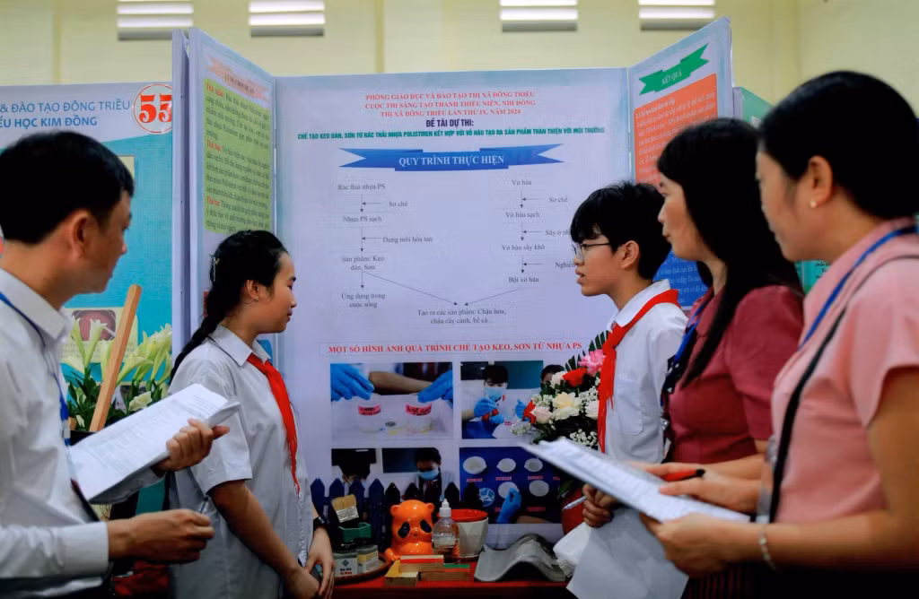 Học sinh TP Đông Triều thuyết trình đề tài dự thi. (Ảnh: cơ sở cung cấp)