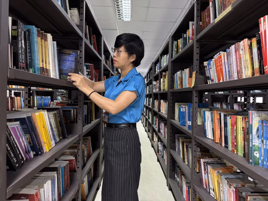 Thủ thư Thư viện tỉnh chỉnh lý kho tài liệu giúp bạn đọc tiếp cận dễ dàng và nhanh chóng.