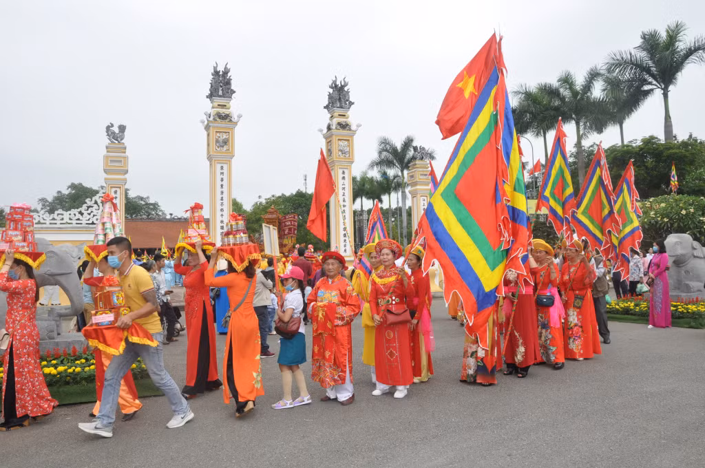 Khu di tích Quốc gia đặc biệt Bạch Đằng với Lễ hội truyền thống Bạch Đằng tạo nên một nét văn hoá đặc sắc của Quảng Yên.
