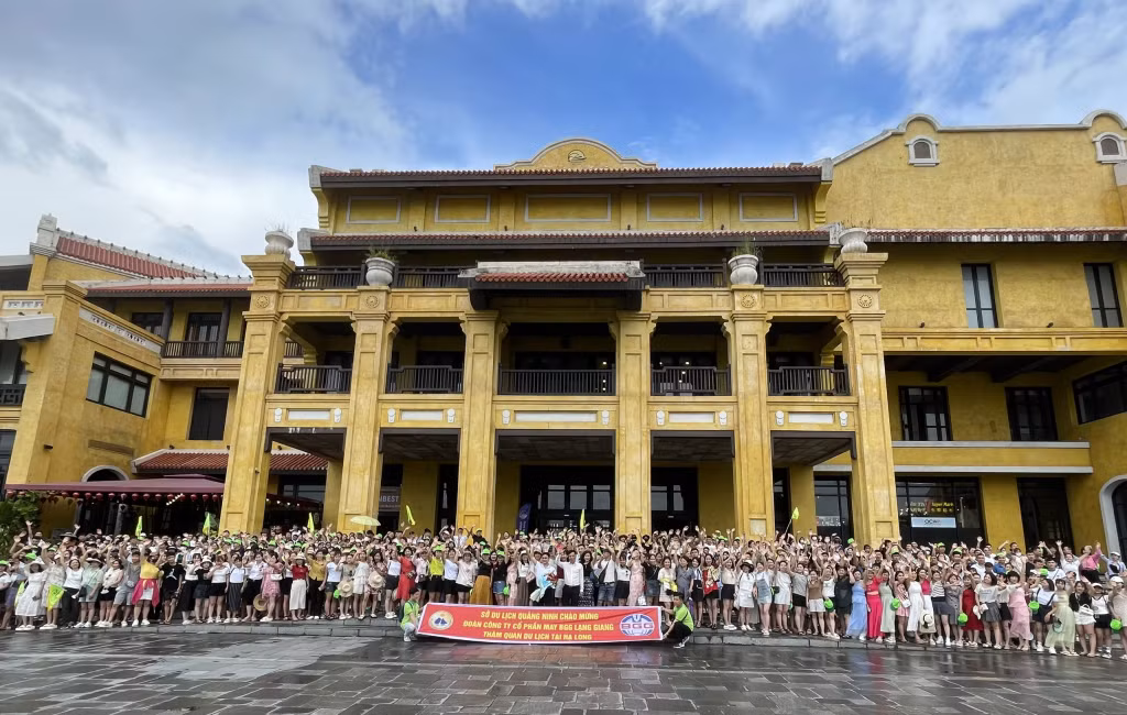 Đoàn du khách Mice đến Quảng Ninh nhờ hiệu quả chương trình quảng bá, xúc tiến du lịch tại các khu công nghiệp, tập đoàn kinh tế lớn.