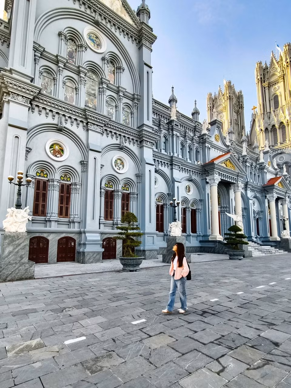 Anh Nguyễn Trọng Cung (31 tuổi, bác sĩ y học cổ truyền kiêm nhiếp ảnh gia địa phương) có dịp tới nhà thờ Bác Trạch hồi cuối tháng 10. Ấn tượng đầu tiên của anh khi đặt chân đến đây là công trình có quy mô lớn với điểm nhấn nổi bật là những ô cửa độc đáo, tháp nhọn và các mái vòm hình cung được thiết kế theo phong cách kiến trúc Gothic.