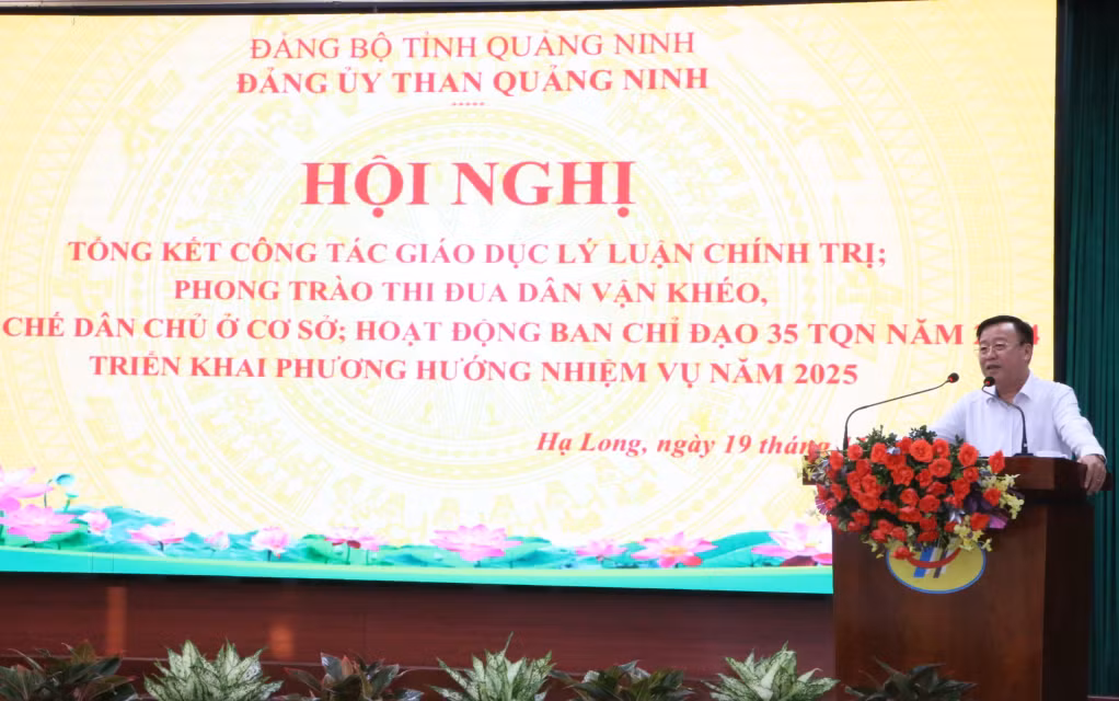 Đồng chí Nguyễn Mạnh Tường, Phó Bí thư Thường trực Đảng ủy điều hành Đảng bộ Than Quảng Ninh phát biểu tại hội nghị.