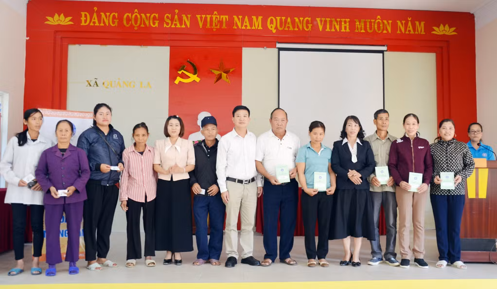 Đại diện BHXH tỉnh, Ban Tuyên giáo Thành ủy Hạ Long, chính quyền các địa phương trao tặng sổ BHXH, thẻ BHYT cho người dân có hoàn cảnh khó khăn tại 4 xã: Quảng La, Dân Chủ, Bằng Cả và Tân Dân bị ảnh hưởng cơn bão số 3.
