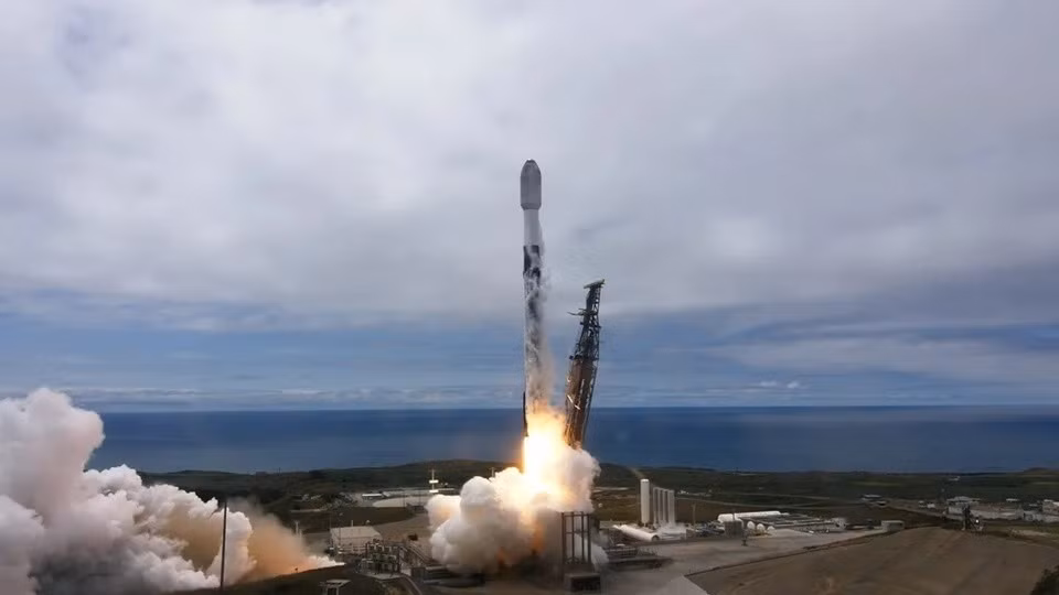 Apple sẽ sử dụng tên lửa SpaceX để phóng vệ tinh vào không gian. Ảnh: SpaceX.