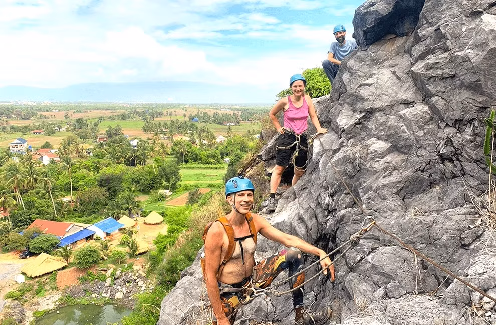 Khách quốc tế leo núi đá tại Kampong Trach. Ảnh: Visit Local Travel.