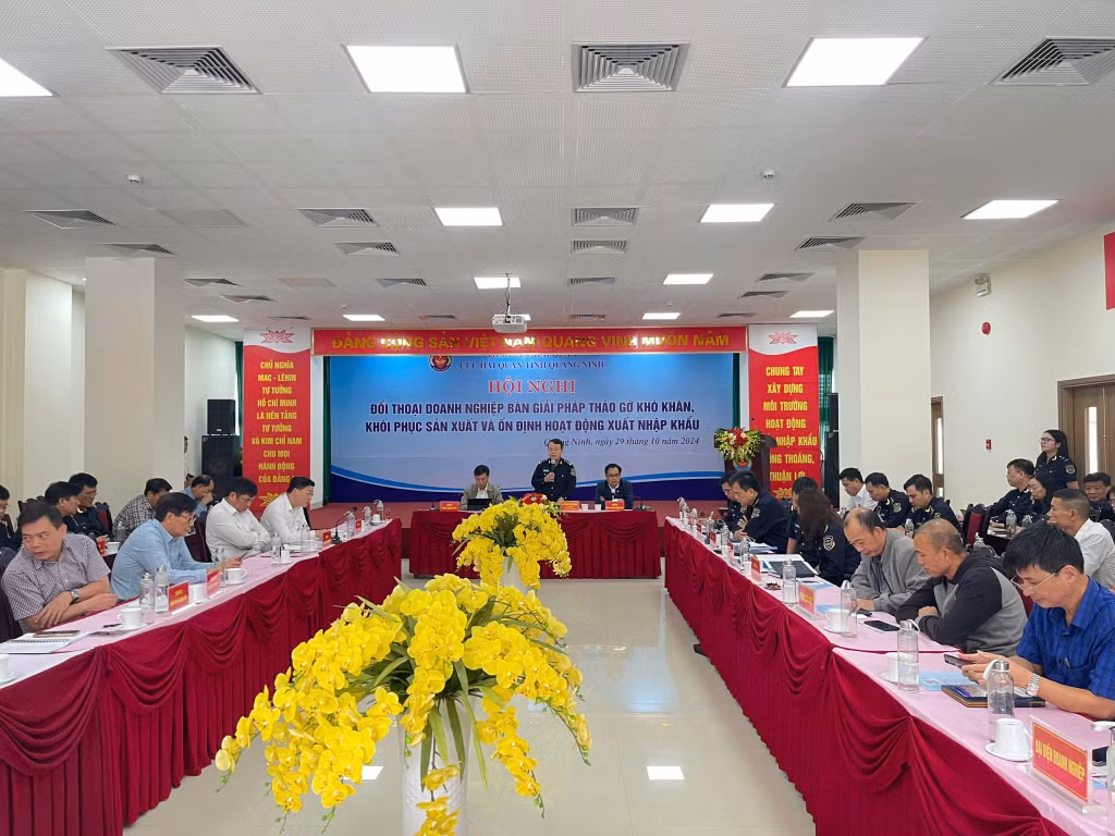 Lãnh đạo Cục Hải quan tỉnh giải đáp, tháo gỡ vướng mắc khó khăn cho những doanh nghiệp bị ảnh hưởng bởi cơn bão số 3.
