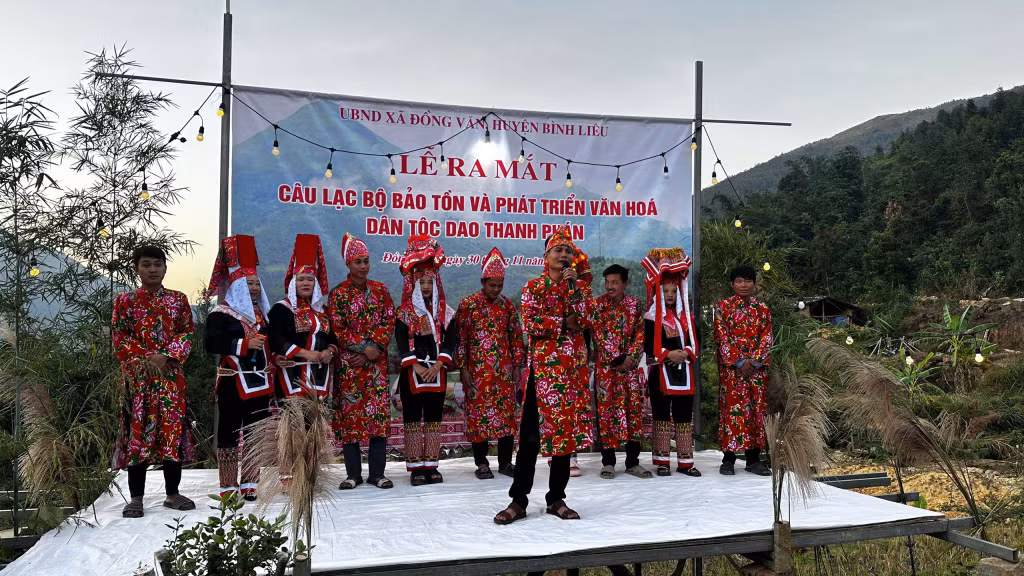 Các thành viên CLB trình diễn văn hóa người Dao Thanh Phán tại lễ ra mắt.