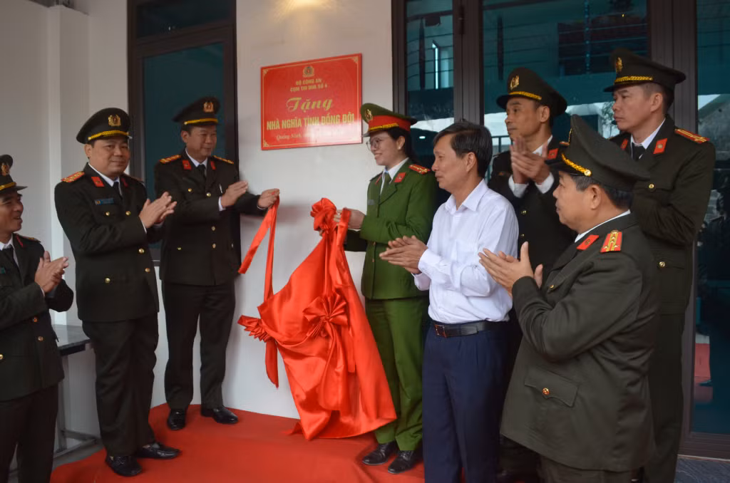Đại diện Công an các đơn vị trong Cụm thi đua số 4 gắn biển ngôi nhà.