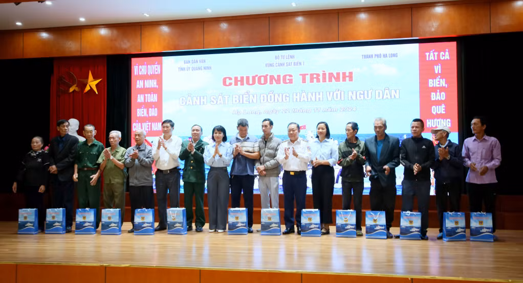 Bộ Tư lệnh Vùng Cảnh sát biển 1 cùng TP Hạ Long và các nhà hảo tâm trên địa bàn tỉnh tặng quà cho các gia đình chính sách, ngư dân, các em học sinh có hoàn cảnh gia đình khó khăn trên địa bàn TP Hạ Long.