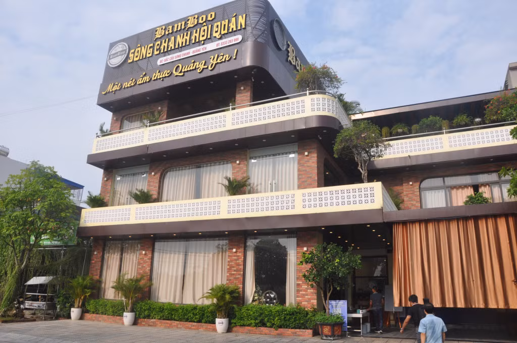Nhà hàng Bamboo Sông Chanh hội quán là một trong số 3 nhà hàng đã được cấp biển hiệu “Nhà hàng đạt chuẩn phục vụ khách du lịch” cấp tỉnh của Quảng Yên.