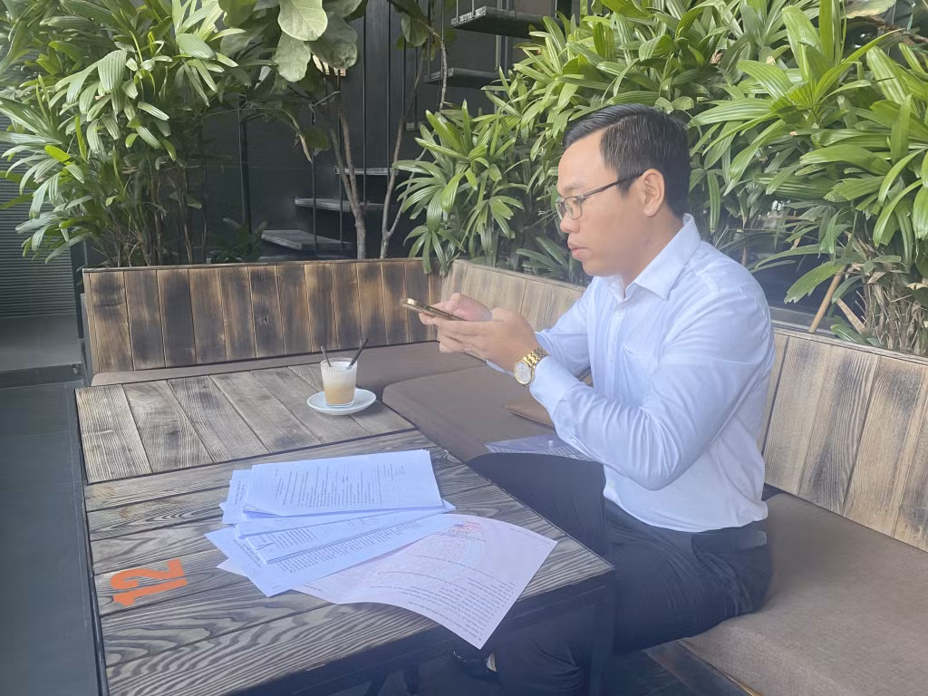 Anh Nguyễn Văn Nhân (phường Yên Thanh, TP Uông Bí) nộp TTHC qua dịch vụ công trực tuyến.