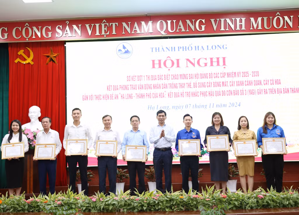 Đồng chí Nguyễn Tiến Dũng, Chủ tịch UBND thành phố khen thưởng các cá nhân có thành tích xuất sắc trong thực hiện đề án “Hạ Long - Thành phố của hoa”.