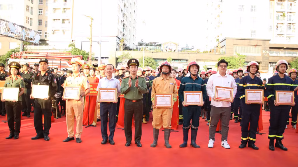 Đại tá Trần Văn Phúc, Giám đốc Công an tỉnh trao Giấy khen cho các tập thể, cá nhân.