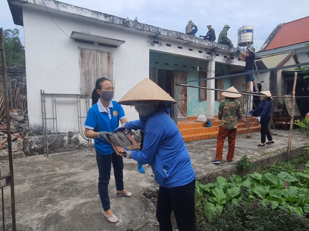 Hỗ trợ sửa nhà cho hộ dân có hoàn cảnh khó khăn trên địa bàn xã Đông Xá (huyện Vân Đồn).