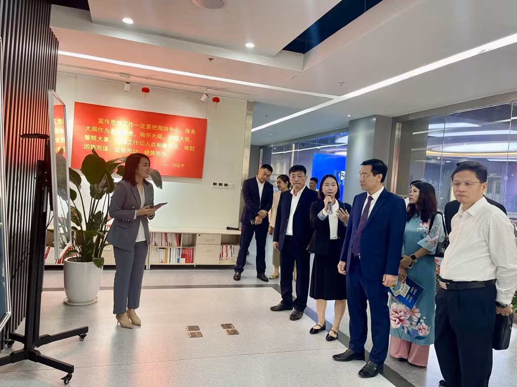 Đoàn công tác Trung tâm Truyền thông tỉnh Quảng Ninh tham quan trụ sở làm việc của Tập đoàn Truyền thông Nhật báo Quảng Tây (Trung Quốc).