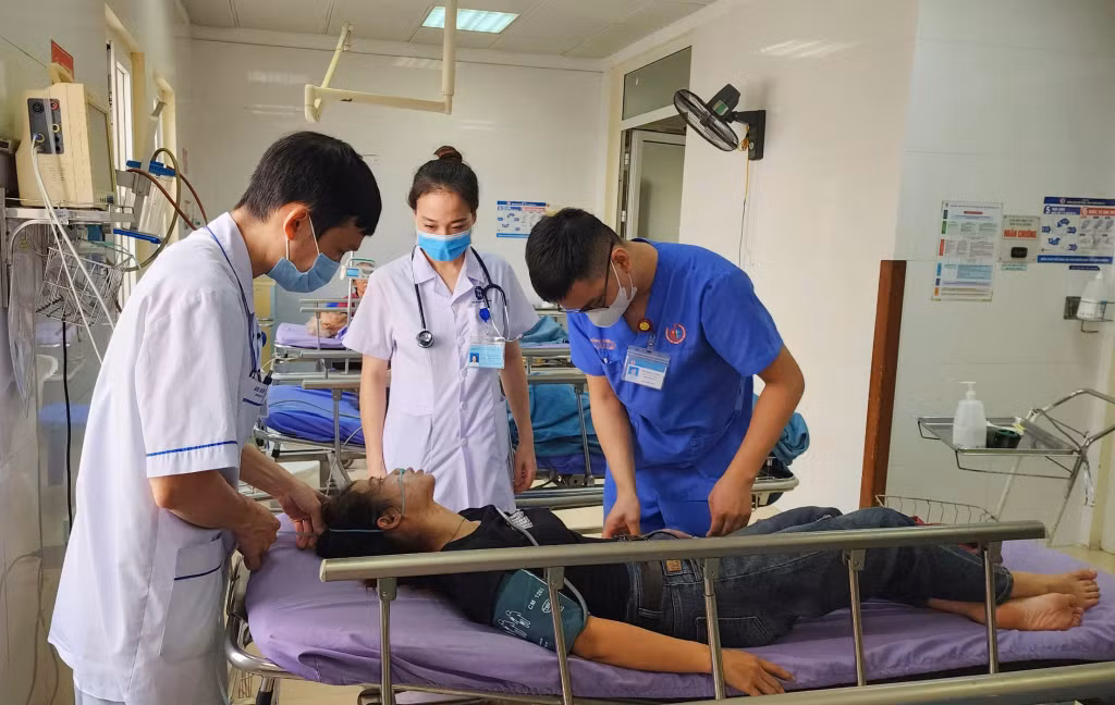 Các y, bác sĩ thực hiện cấp cứu cho người bệnh tại khoa Cấp cứu (Bệnh viện Việt Nam - Thụy Điển Uông Bí).
