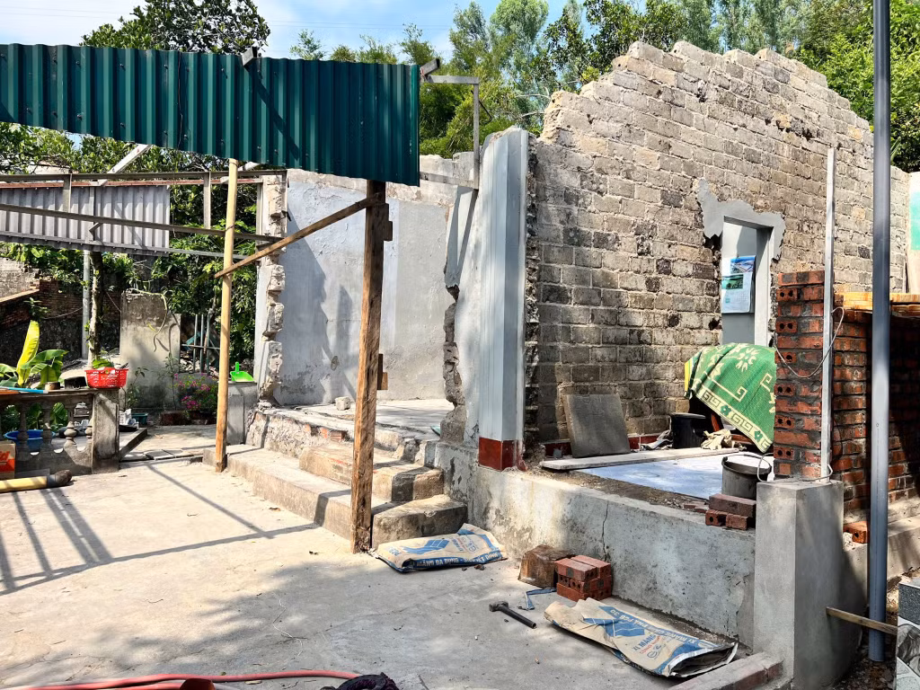 Hộ gia đình bà Bùi Thanh Hương, sập tường, tốc toàn bộ mái nhà.