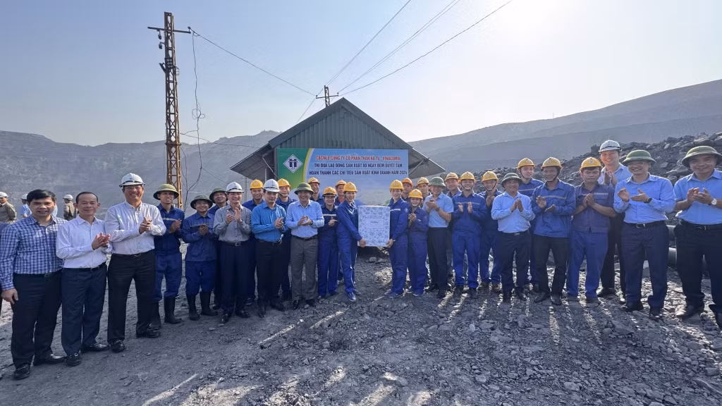 Sáng 12/11, lãnh đạo TKV thăm, tặng quà cán bộ, công nhân Công ty CP Than Hà Tu.