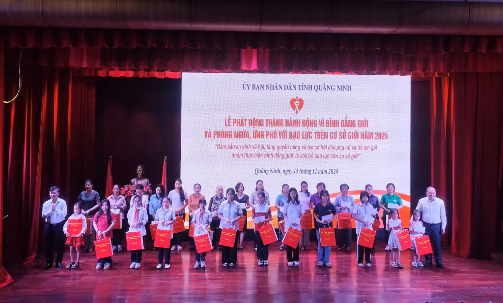 Lãnh đạo Sở Lao động, Thương binh và Xã hội tỉnh trao quà động viên phụ nữ và trẻ em có hoàn cảnh khó khăn.
