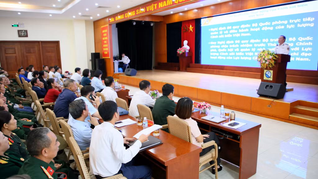 Thiếu tướng Trần Văn Hậu, Bí thư Đảng ủy, Chính ủy Bộ Tư lệnh Vùng cảnh sát biển 1, tuyên truyền các nội dung về lực lượng Cảnh sát biển, tình hình biển, đảo Việt Nam và tình hình biển Đông.