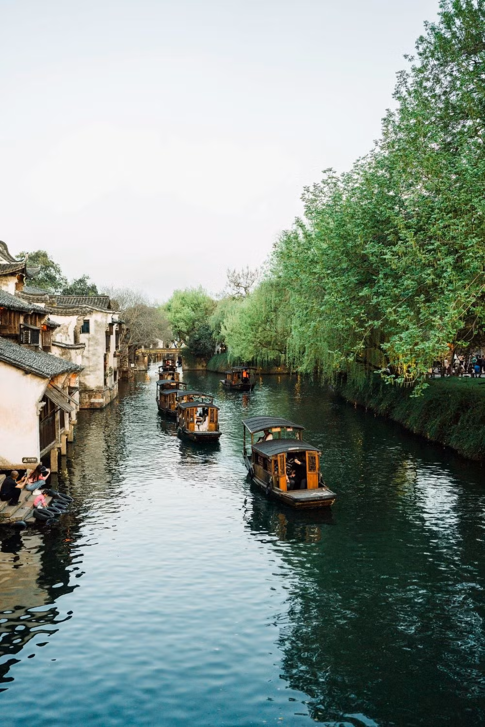 Du khách ngồi thuyền trên sông tại Ô Trấn. Ảnh: Minh Nhã