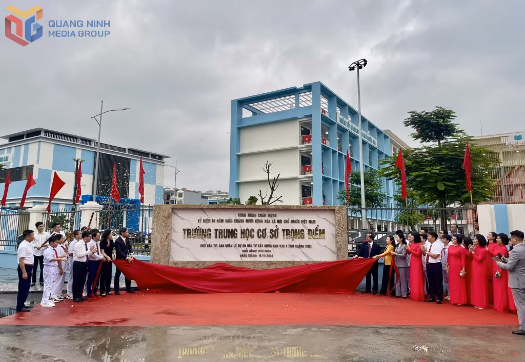 Các đại biểu cắt băng khánh thành và gắn biển công trình Trường THCS Trọng Điểm. Ảnh: Hoàng Nga