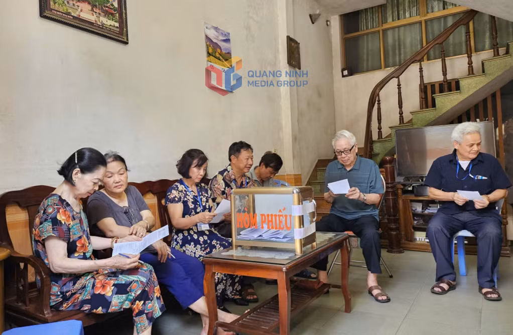 Phường Hồng Gai phát phiếu lấy ý kiến nhân dân về việc đổi tên khu phố trên địa bàn. Ảnh: Minh Hiền