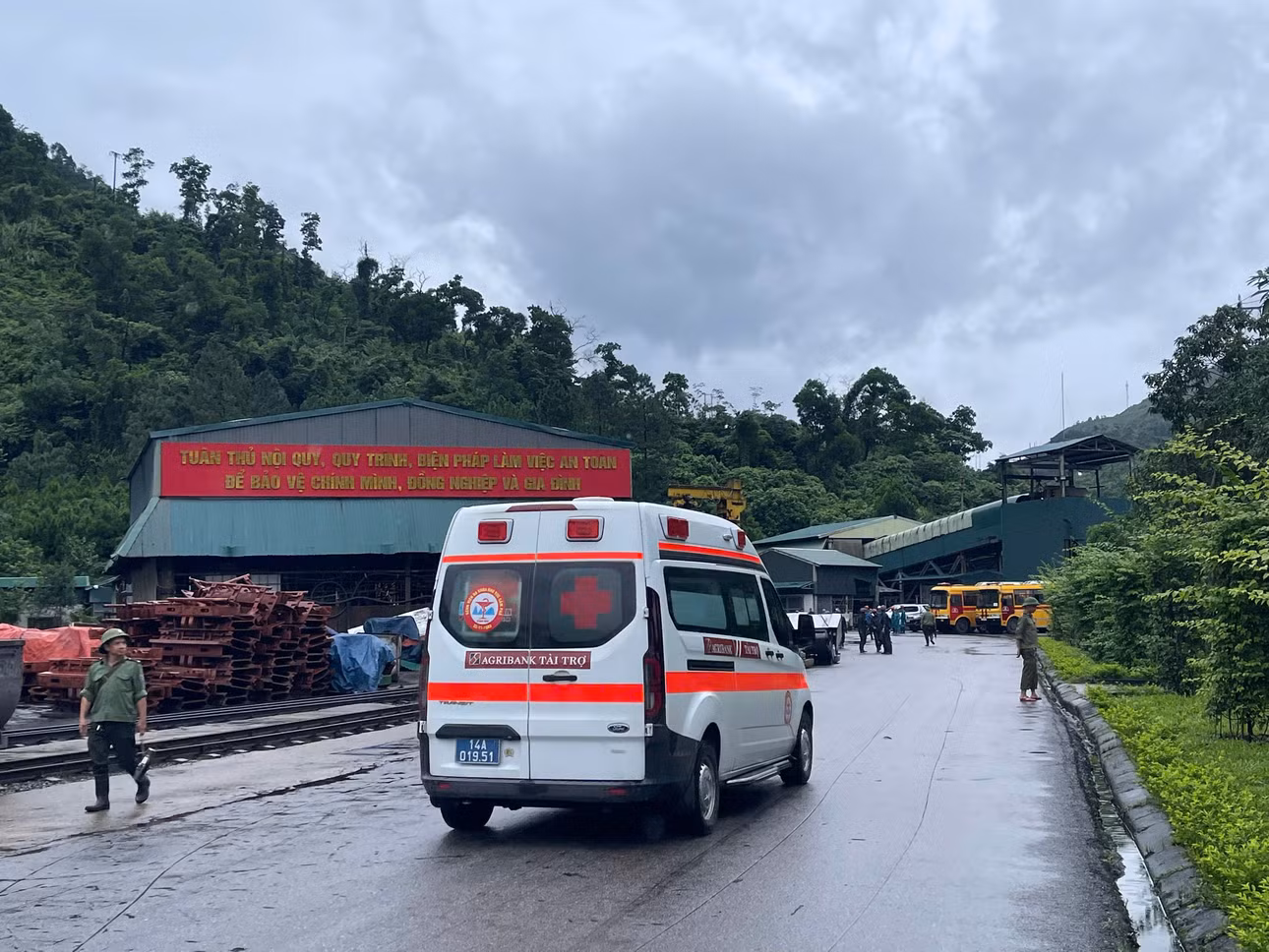 Xe cấp cứu có mặt tại hiện trường đưa người bị tai nạn đi cấp cứu.