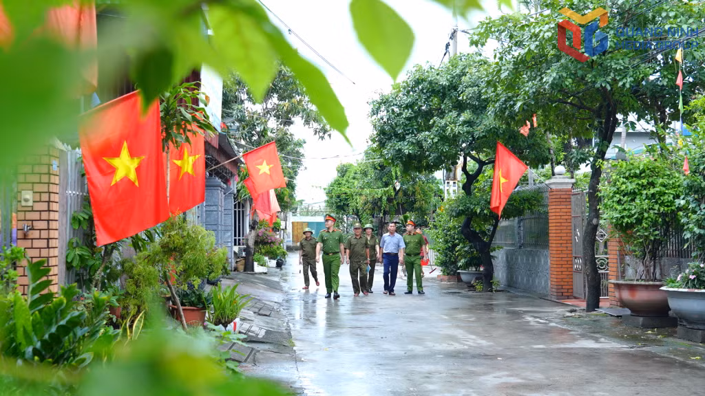 Người dân tình nguyện tham gia lực lượng ANTT cơ sở, phối hợp cùng lực lượng công an trong đảm bảo an toàn địa bàn.