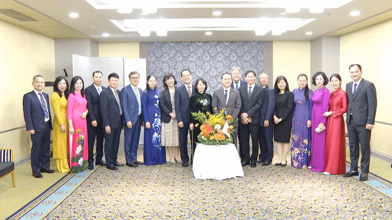 Đoàn Đại biểu Tỉnh Quảng Ninh chụp ảnh lưu niệm cùng lãnh đạo Chính quyền Tỉnh Hokkaido, Nhật Bản