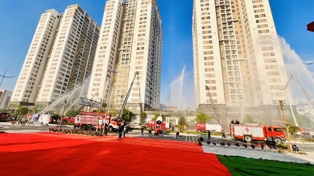 Thực tập phương án chữa cháy và cứu nạn cứu hộ nhiều lực lượng tại chung cư New Life.