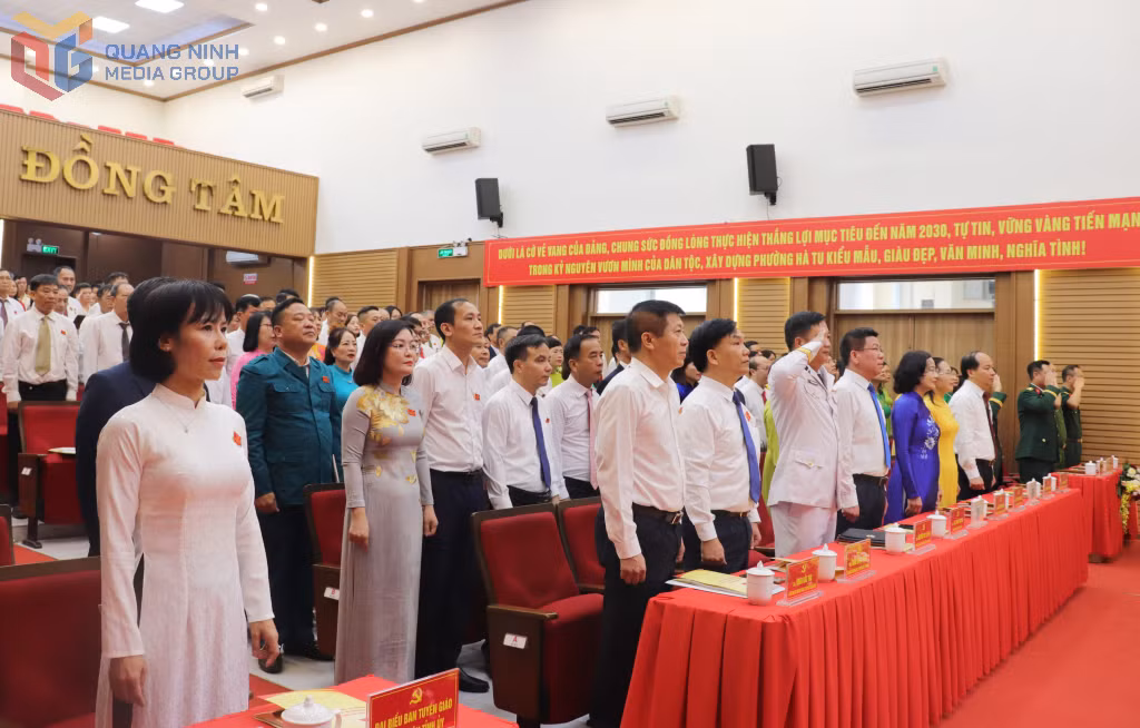 Các đại biểu thực hiện nghi thức chào cờ.