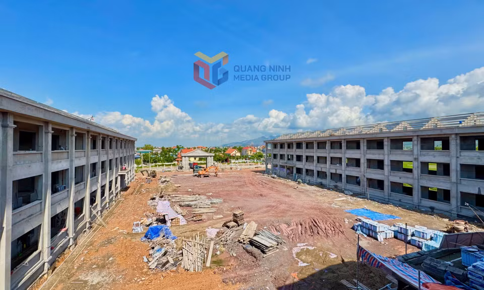 Trường THCS Yên Đức, phường Hoàng Quế đang được gấp rút hoàn thành.