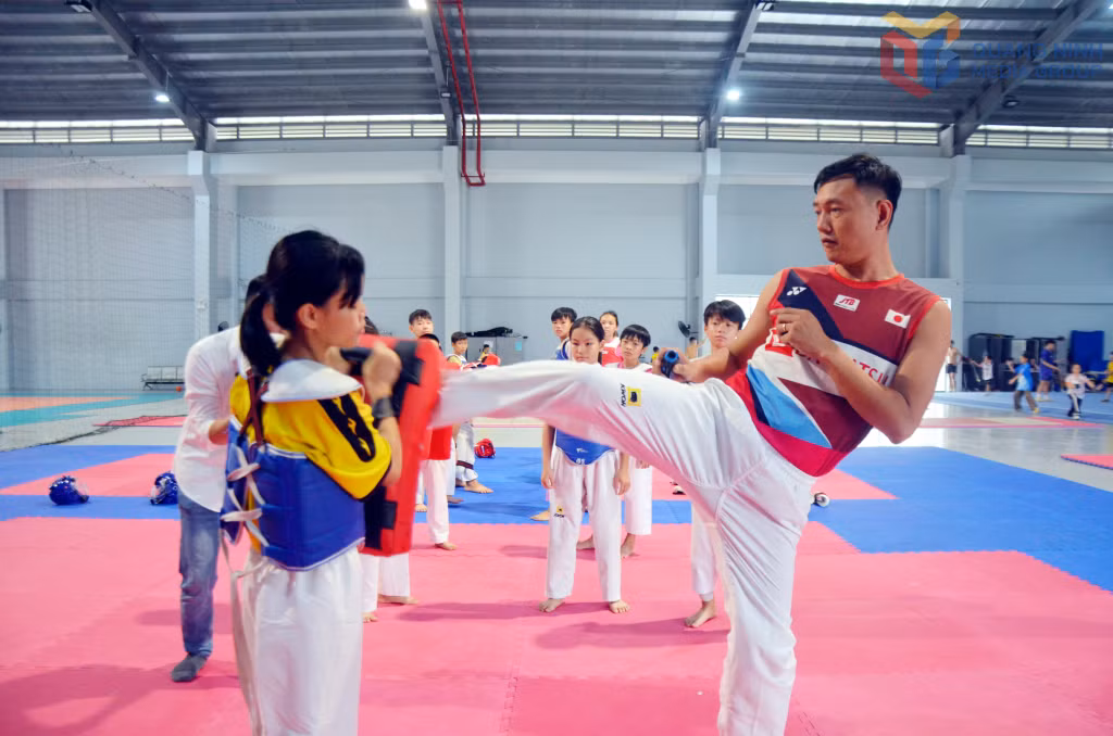 Học trò được thầy giáo Trường TDTT tỉnh hướng dẫn cụ thể, thị phạm kỹ thuật môn Taekwondo.