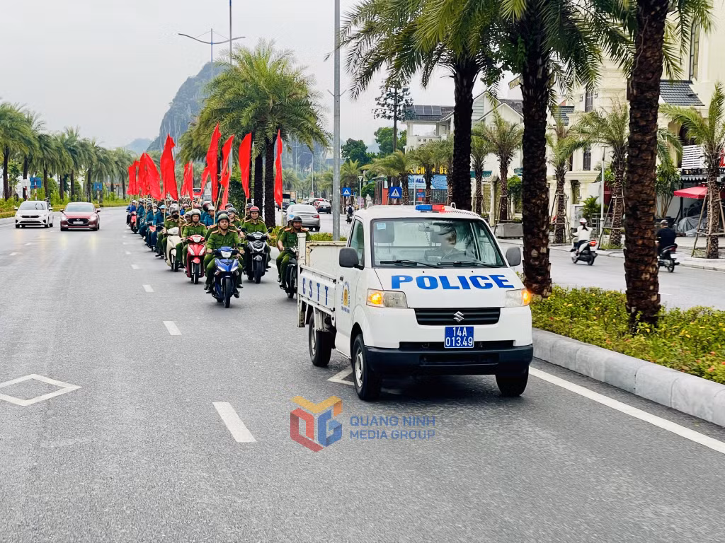 Các lực lượng tham gia lễ ra quân tổ chức diễu hành trên tuyến đường bao biển Trần Quốc Nghiễn.