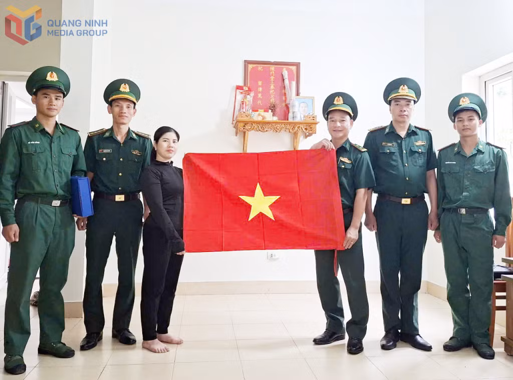 Đồn Biên phòng Đảo Trần tặng cờ Tổ quốc cho người dân trên đảo.