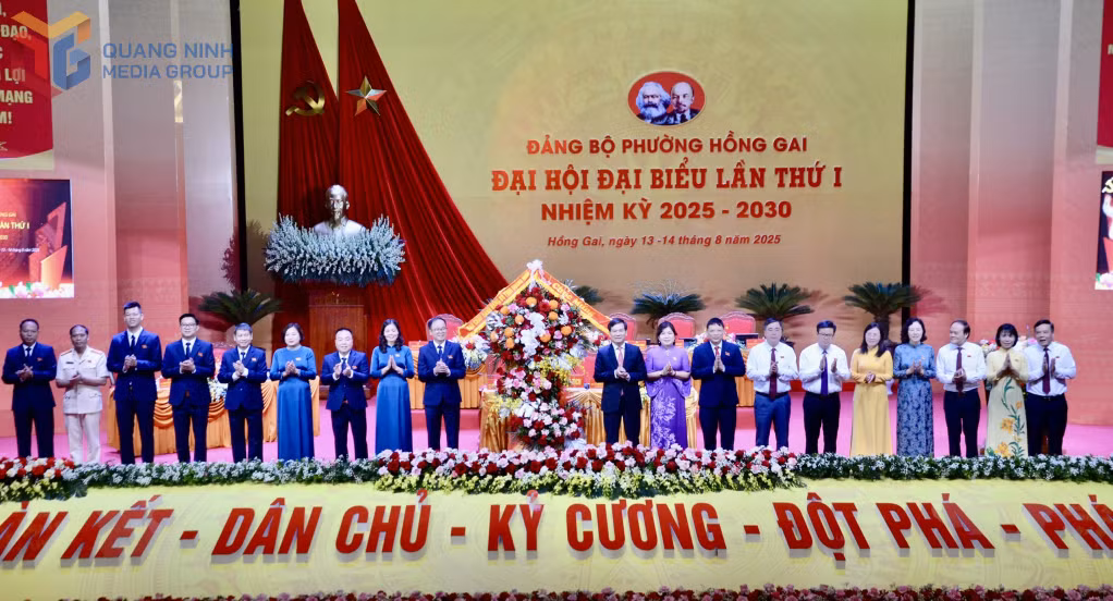 Đồng chí Vũ Quyết Tiến, Phó Bí thư Tỉnh ủy tặng hoa chúc mừng đại hội.