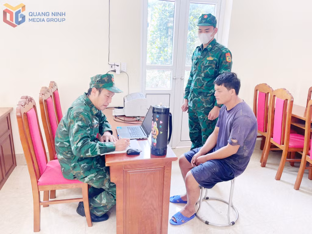 Cán bộ Đồn BPCK Hoành Mô lấy lời khai đối tượng Dường A Nhì. 