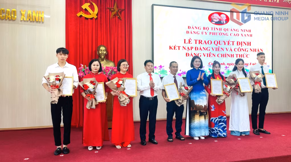 Lãnh đạo Đảng ủy phường Cao Xanh trao quyết định kết nạp Đảng viên cho 7 quẩn chúng ưu tú.