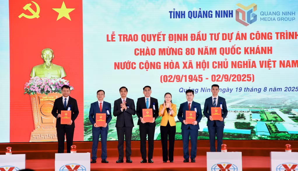 Lãnh đạo tỉnh Quảng Ninh trao Quyết định đầu tư cho dự án đầu tư xây dựng công trình của ngành Than.