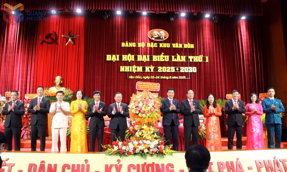 Đồng chí Vũ Hồng Thanh, Ủy viên Trung ương Đảng, Phó Chủ tịch Quốc hội, ĐBQH tỉnh, tặng hoa chúc mừng Đại hội.
