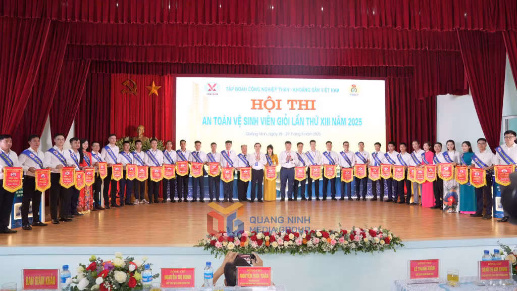 Lãnh đạo Tập đoàn và Công đoàn Than-Khoáng sản Việt Nam trao cờ chúc mừng các đơn vị tham gia hội thi.