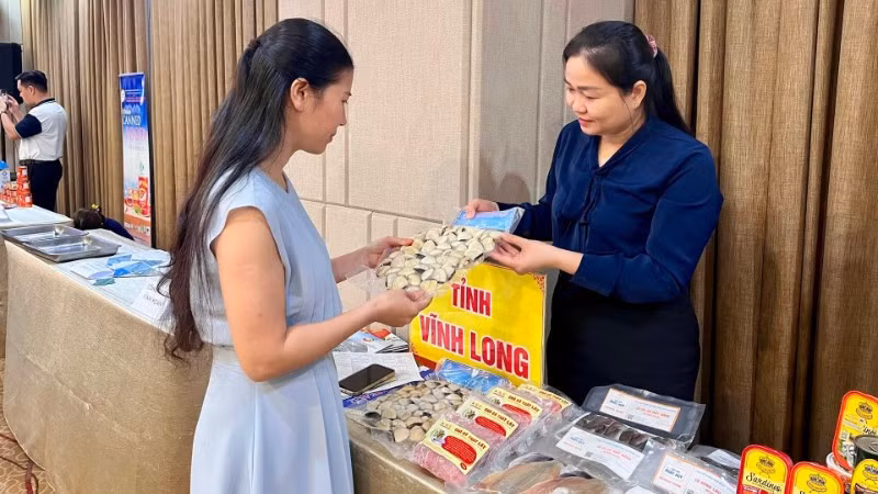 Gian hàng giới thiệu sản phẩm thủy sản phục vụ thị trường trong nước của tỉnh Vĩnh Long. (Ảnh: QUYÊN LƯU)