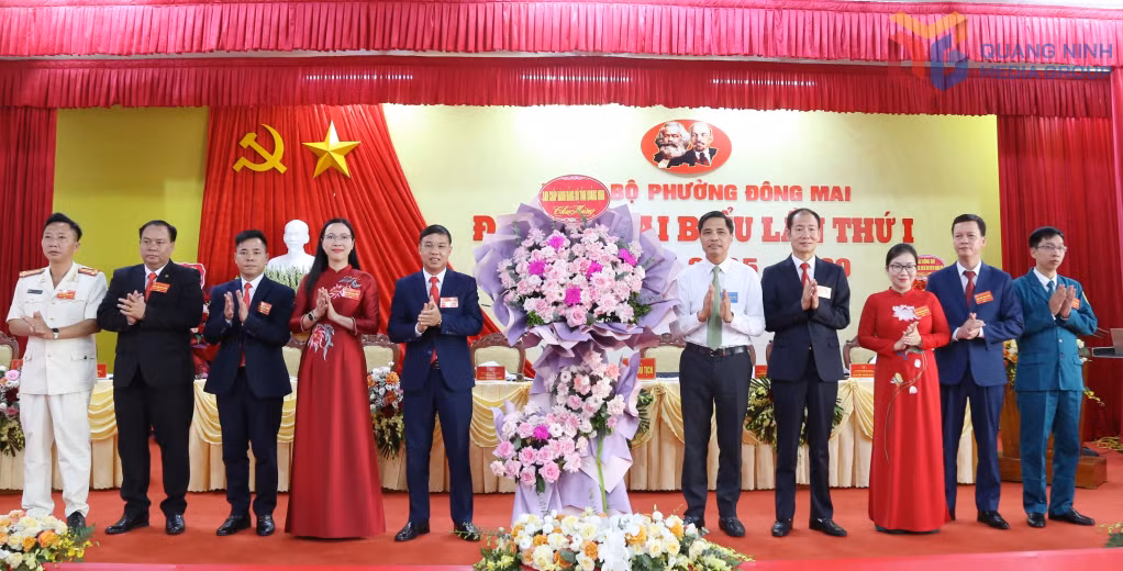 tặng hoa chúc mừng đại hội. Đồng chí Vũ Văn Diện, Ủy viên Ban Thường vụ Tỉnh ủy, Phó Chủ tịch Thường trực UBND tỉnh, tặng hoa chúc mừng đại hội.