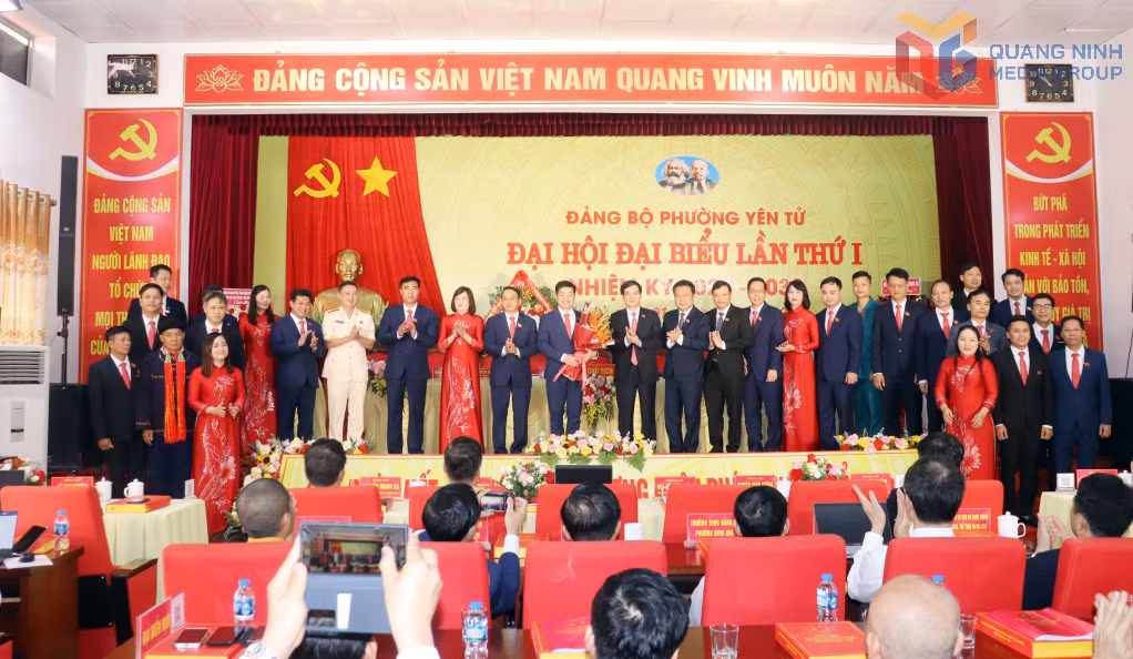Đồng chí Vũ Quyết Tiến, Phó Bí thư Tỉnh uỷ tặng hoa chúc mừng Ban Chấp hành Đảng bộ phường Yên Tử nhiệm kỳ 2025-2030.