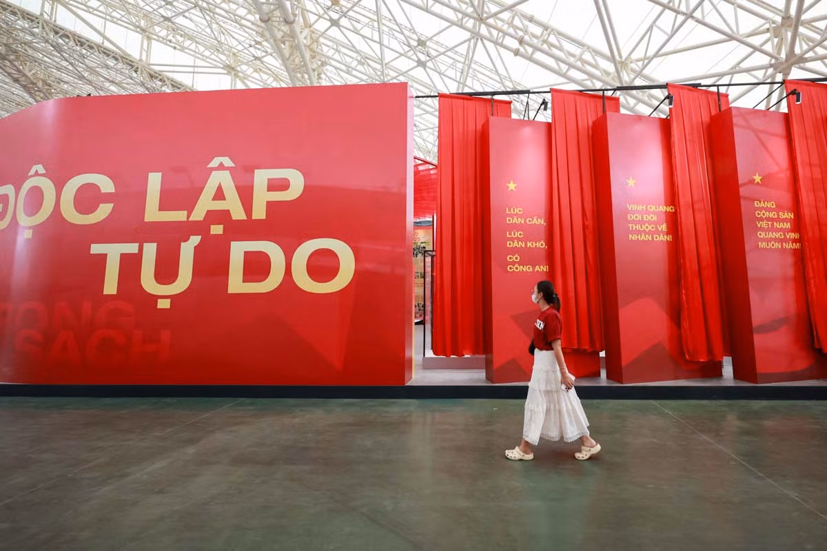 Những dòng chữ ý nghĩa in kích cỡ lớn nổi trên nền đỏ ở không gian tòa nhà Triển lãm Kim Quy dự kiến sẽ là một trong những góc check-in đắt khách. Người dân và du khách nên lựa chọn trang phục sáng màu như trắng, vàng, xanh da trời... hoặc gam pastel để có bộ ảnh ấn tượng.