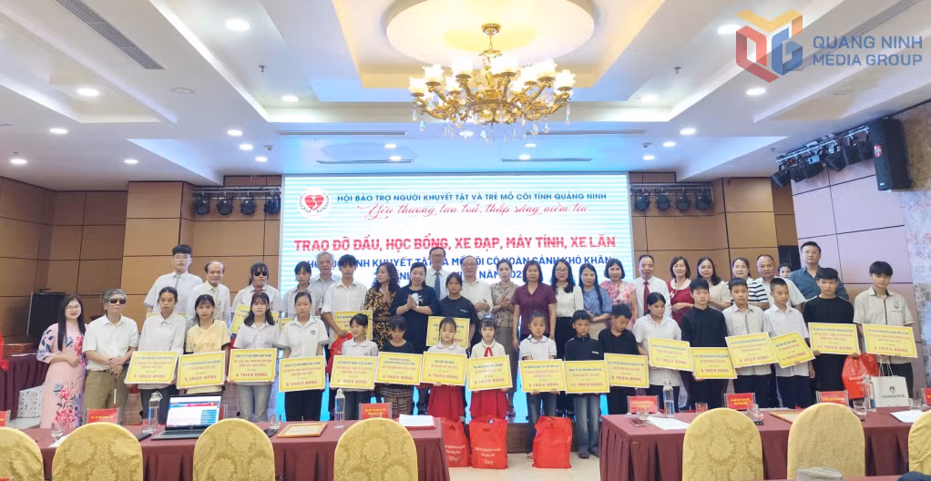 Hội NKT-TMC tỉnh và các nhà hảo tâm trao đỡ đầu cho học sinh có hoàn cảnh khó khăn, nỗ lực vươn lên trong học tập.