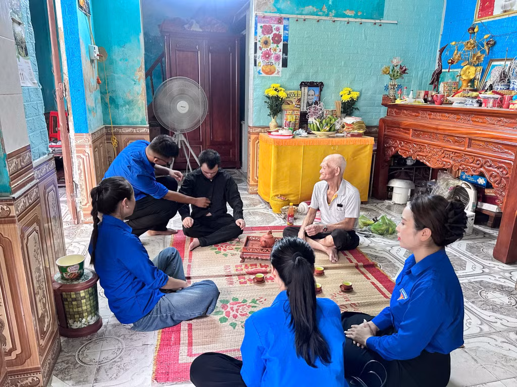 phụ giúp CCB Đỗ Văn Khoán (khu Thống Nhất 3, phường Hà An) chăm sóc người con trai bệnh tật.