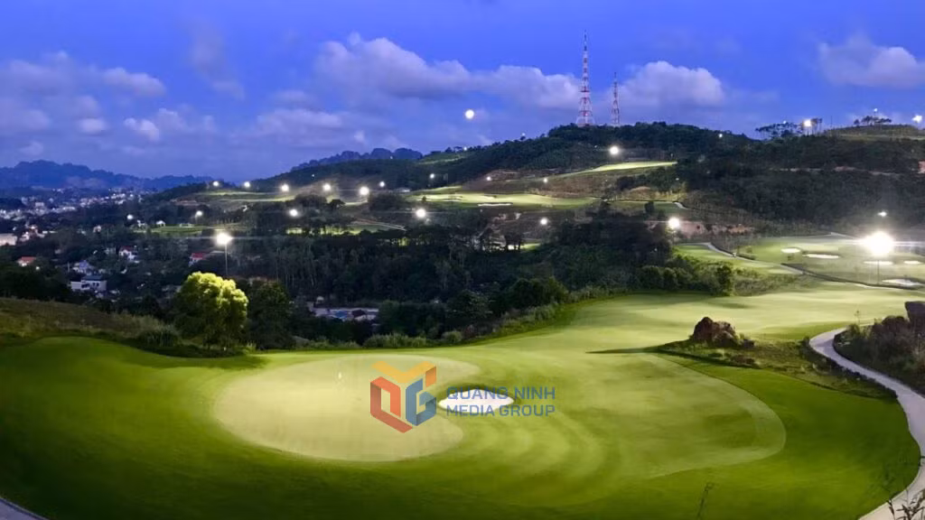 Sân golf FLC trên địa bàn phường Hà Lầm là điểm nhấn về hạ tầng dịch vụ - du lịch, nâng tầm diện mạo đô thị và thu hút nhà đầu tư, du khách.