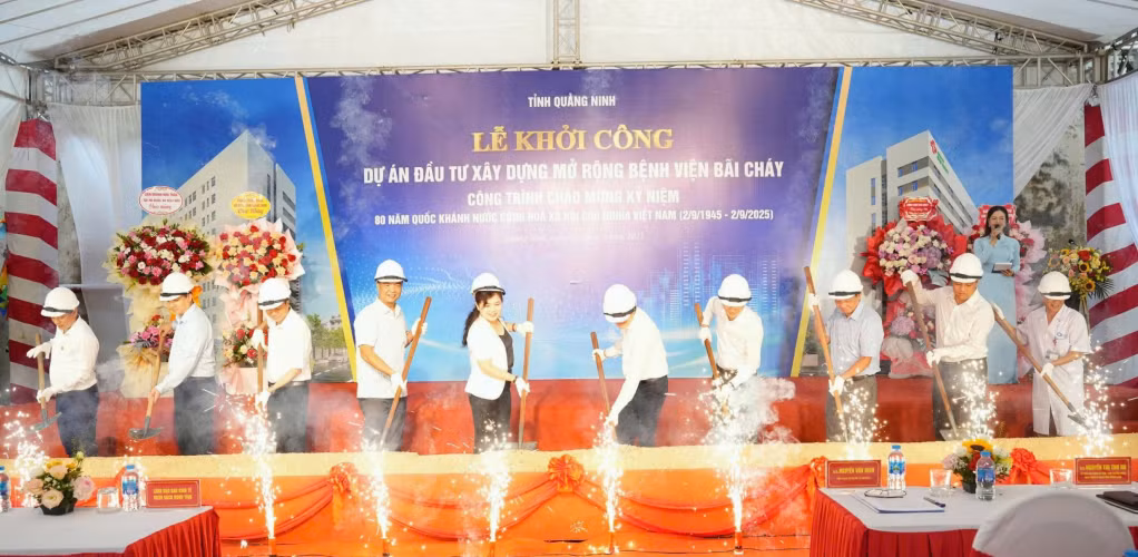 Các đại biểu tham dự thực hiện nghi thức khởi công dự án.